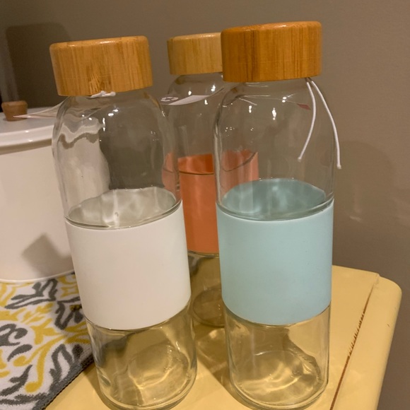 ALL THREE BRAND NEW 16 OZ GLASS WATER 💦 BOTTLES WITH COLOR GRIP INCLUDED - Picture 2 of 4